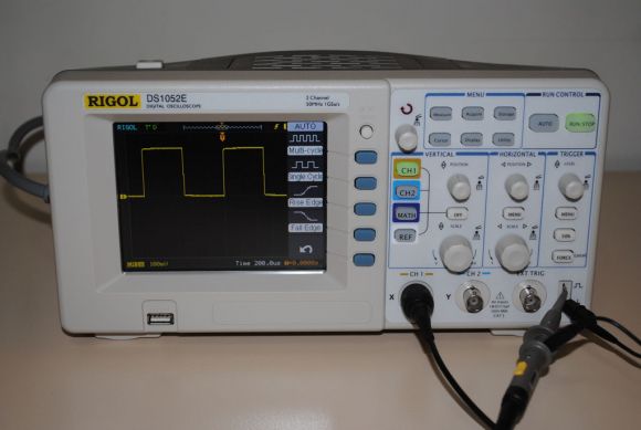 Rigol DS1052E oscilloscope with test signal
