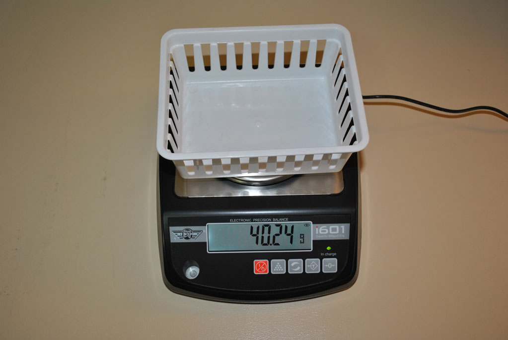 Scale with a basket on top in weigh mode