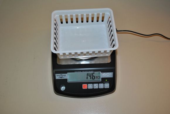 Scale with a basket on top in counting mode