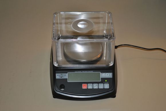 The scale with windscreen assembled