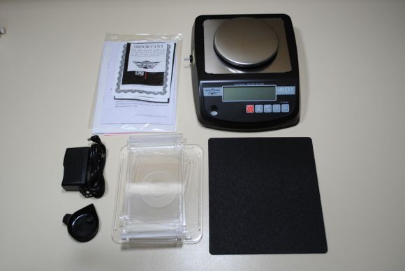 The scale and accessories